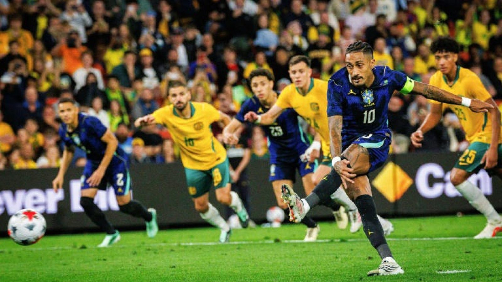 Raphinha a inscrit, sur penalty, le deuxième but du Brésil lors de la victoire 4-2 contre l’Australie, dans un match amical disputé à Brisbane. © Patrick HAMILTON