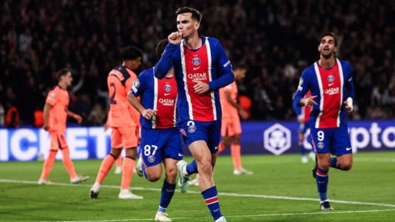 Fabián Ruiz, milieu du PSG, fête son but contre le Barça en phase de ligue de la Ligue des champions. Photo : Franck Fife/AFP